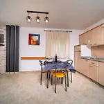 Sanic 543/a Apartment Lopar